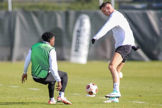 SOCCER - UEFA EL, LASK vs Saint-Gilloise, preview LINZ,AUSTRIA,08.NOV.23 - SOCCER - UEFA Europa League, group stage, Linzer ASK vs Royale Union Saint-Gilloise, preview, training LASK. Image shows George Bello (LASK) and Felix Luckeneder (LASK).  GEPAxpictures xManuelxBinder