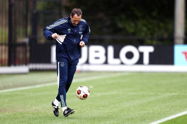 AMSTERDAM - Ajax coach John van t Schip during the MD-1 training session prior to the UEFA Europa League group B match against Brighton & Hove Albion FC at Sportcomplex De Toekomst on November 8, 2023 in Amsterdam, Netherlands. ANP VINCENT JANNINK UEFA Europa League 2023 24 2023 2024 xVIxANPxSportx xxANPxIVx 483328528 originalFilename: 483328528.jpg