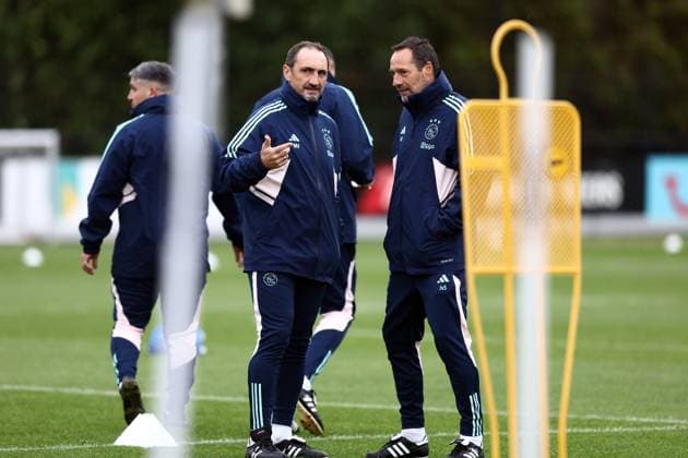 AMSTERDAM - (l-r) Ajax assistant coach Michael Valkanis, Ajax coach John van t Schip during the MD-1 training session prior to the UEFA Europa League match in group B against Brighton & Hove Albion FC at Sports Complex De Toekomst on November 8, 2023 in Amsterdam, The Netherlands. ANP VINCENT JANNINK UEFA Europa League 2023 24 2023 2024 xVIxANPxSportx xxANPxIVx 483328867 originalFilename: 483328867.jpg