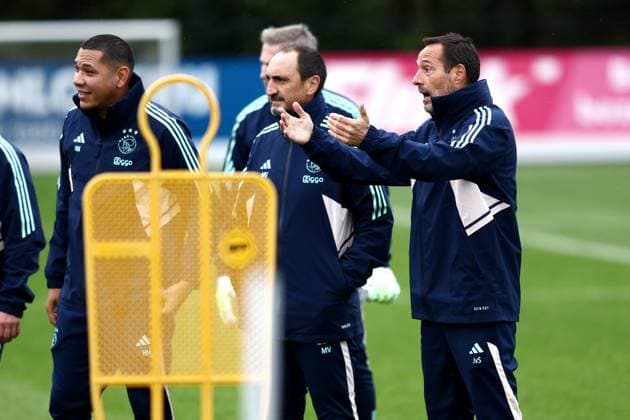 AMSTERDAM - (l-r) Ajax assistant coach Hedwiges Maduro, Ajax assistant coach Michael Valkanis, Ajax coach John van t Schip during the MD-1 training session prior to the UEFA Europa League match in group B against Brighton & Hove Albion FC at Sports Complex The Future on November 8, 2023 in Amsterdam, Netherlands. ANP VINCENT JANNINK UEFA Europa League 2023 24 2023 2024 xVIxANPxSportx xxANPxIVx 483329245 originalFilename: 483329245.jpg
