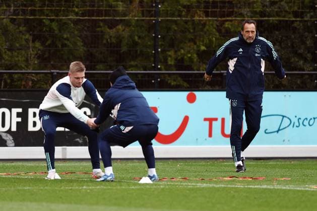 AMSTERDAM - (l-r) Kenneth Taylor of Ajax, Ajax coach John van t Schip during the MD-1 training session prior to the UEFA Europa League match in group B against Brighton & Hove Albion FC at Sportcomplex De Toekomst on November 8, 2023 in Amsterdam, The Netherlands. ANP VINCENT JANNINK UEFA Europa League 2023 24 2023 2024 xVIxANPxSportx xxANPxIVx 483329458 originalFilename: 483329458.jpg