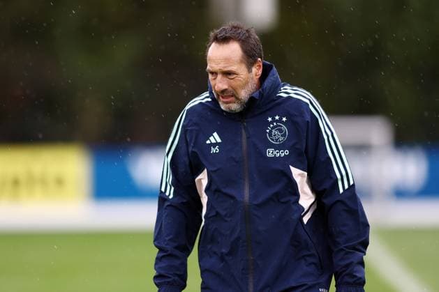 AMSTERDAM - Ajax coach John van t Schip during the MD-1 training session prior to the UEFA Europa League group B match against Brighton & Hove Albion FC at Sportcomplex De Toekomst on November 8, 2023 in Amsterdam, Netherlands. ANP VINCENT JANNINK UEFA Europa League 2023 24 2023 2024 xVIxANPxSportx xxANPxIVx 483330165 originalFilename: 483330165.jpg