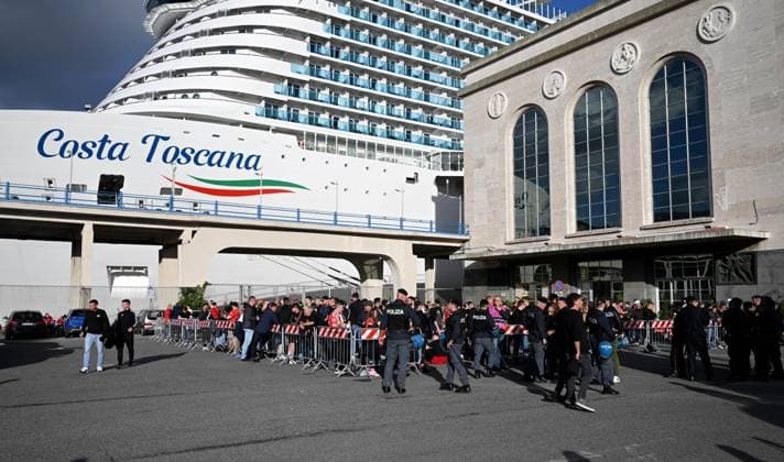 Football, Men, Season 2023 2024, UEFA Champions League Group C, Matchday 4 , SSC Napoli 1 FC Union Berlin, the meeting point of the Union fans at the Piazza Municipio was moved to the port Napoli Stazione Marritima about 300 meters away, in the picture fans of Union wait at the port in a cordoned off area for the departure of the shuttle buses to the stadium, 08 11 2023, Copyright: xMatthiasxKochx