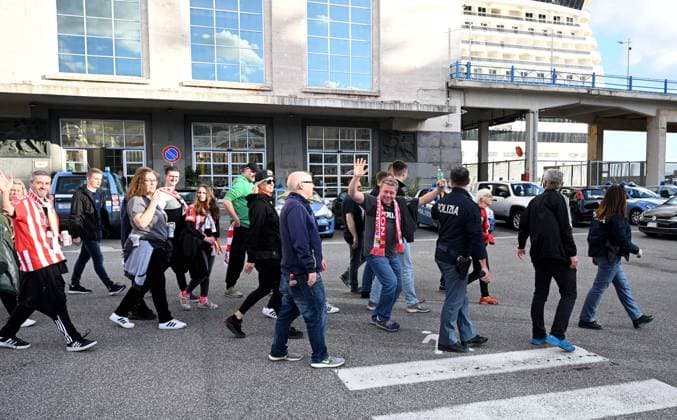 Football, Men, Season 2023 2024, UEFA Champions League Group C, Matchday 4 , SSC Napoli 1 FC Union Berlin, the meeting point for Union fans at Piazza Municipio was moved to the Napoli Stazione Marritima, about 300 meters away, in the picture Union fans are led to the shuttle buses at the port, 08 11 2023, Copyright: xMatthiasxKochx