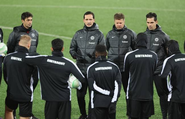 09 11 2023, Football UEFA Europa Conference League, HJK Helsinki Eintracht Frankfurt, emonline, emspor, v l , Speech by coach Dino Toppmöller Eintracht Frankfurt at the final training session DFL DFB REGULATIONS PROHIBIT ANY USE OF PHOTOGRAPHS AS IMAGE SEQUENCES AND OR QUASI VIDEO xdcx Copyright: HMBxMedia