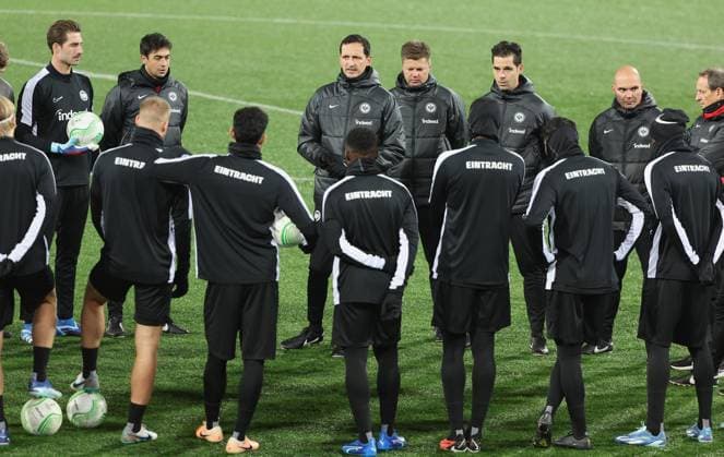 09 11 2023, Football UEFA Europa Conference League, HJK Helsinki Eintracht Frankfurt, emonline, emspor, v l , Coach Dino Toppmöller Eintracht Frankfurt with the speech at the final training session DFL DFB REGULATIONS PROHIBIT ANY USE OF PHOTOGRAPHS AS IMAGE SEQUENCES AND OR QUASI VIDEO xdcx Copyright: HMBxMedia