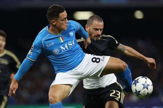 Foto Alessandro Garofalo LaPresse 08 novembre 2023 Napoli, Italia calcio Napoli vs Union Berlin Champions League 2023 2024 - stadio Diego Armando Maradona Nella foto: Giacomo Raspadori (SSC Napoli);Leonardo Bonucci (FC Union Berlin) November 08, 2023 Naples, Italy sport soccer Napoli vs Union Berlin - Champions League 2023 2024 - Diego Armando Maradona stadium. In the pic: Giacomo Raspadori (SSC Napoli);Leonardo Bonucci (FC Union Berlin)  Copyright: xAlessandroxGarofalo LaPressex