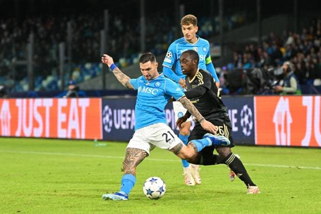 Football, Men, Season 2023 2024, UEFA Champions League Group C, Matchday 4 , SSC Napoli 1 FC Union Berlin, f l Matteo Politano SSC Napoli and Jerome Roussillon 1 FC Union Berlin in a duel, 08 11 2023, Copyright: xMatthiasxKochx