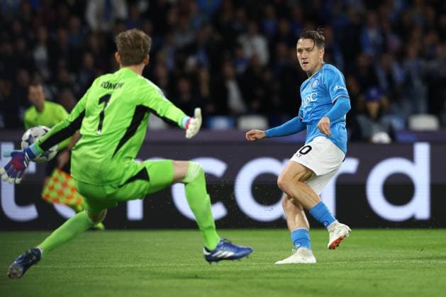 Foto Alessandro Garofalo LaPresse 08 novembre 2023 Napoli, Italia calcio Napoli vs Union Berlin Champions League 2023 2024 - stadio Diego Armando Maradona Nella foto: Piotr Zielinski (SSC Napoli); Frederik Ronnow (FC Union Berlin) November 08, 2023 Naples, Italy sport soccer Napoli vs Union Berlin - Champions League 2023 2024 - Diego Armando Maradona stadium. In the pic: Piotr Zielinski (SSC Napoli); Frederik Ronnow (FC Union Berlin)  Copyright: xAlessandroxGarofalo LaPressex