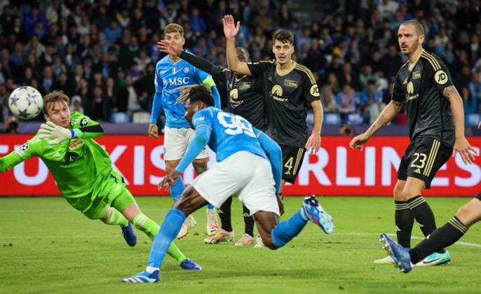 Napoli vs Union Berlino - Champions League 2023 24 Naples 08 11 2023, during the Champions League group football match 2023 24, between the teams of SSC Napoli vs Union Berlino at the Diego Armando Maradona stadium Andre-Frank Zambo Anguissa of SSC Napoli - Frederik Ronnow of 1. FC Union Berlin Naples Stadio Diego Armando Maradona Campania Italy Copyright: xFABIOxSASSOxFABIOxSASSOx 2L8A5847-2
