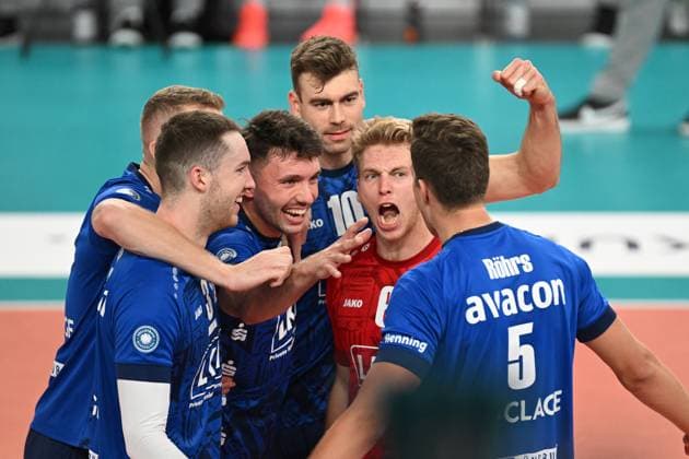 Volleyball I Men I 2023 2023 I Bundesliga I 3 Matchday I SVG Lüneburg VfB Friedrichshafen I 8 11 2023 The team celebrates Erik Johannes Röhrs 5, SVG Lüneburg for his strong effort, cheers, joy exuberance Lüneburg LKH Arena Niedersachsen Germany Copyright: xLobeca AndreasxHannigx