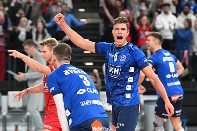 Volleyball I Men I 2023 2023 I Bundesliga I 3 Matchday I SVG Lüneburg VfB Friedrichshafen I 8 11 2023 Erik Johannes Röhrs 5, SVG Lüneburg celebrates the first set win, joy, jubilation, happiness Lüneburg LKH Arena Niedersachsen Germany Copyright: xLobeca AndreasxHannigx