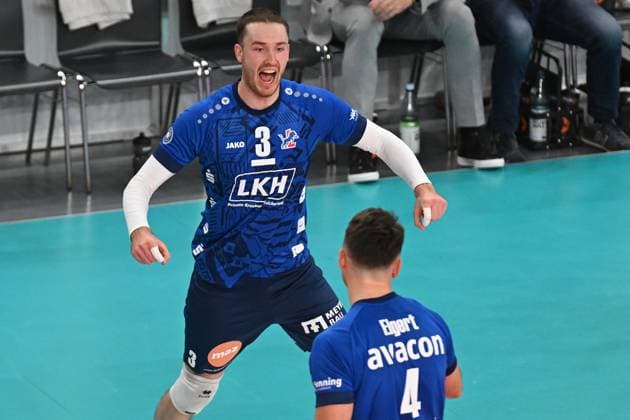 Volleyball I Men I 2023 2023 I Bundesliga I 3 Matchday I SVG Lüneburg VfB Friedrichshafen I 8 11 2023 Jesse William Elser 3, SVG Lüneburg celebrates with Maxwell David Elgert 4, SVG Lüneburg , joy, exuberance, happiness Lüneburg LKH Arena Niedersachsen Germany Copyright: xLobeca AndreasxHannigx