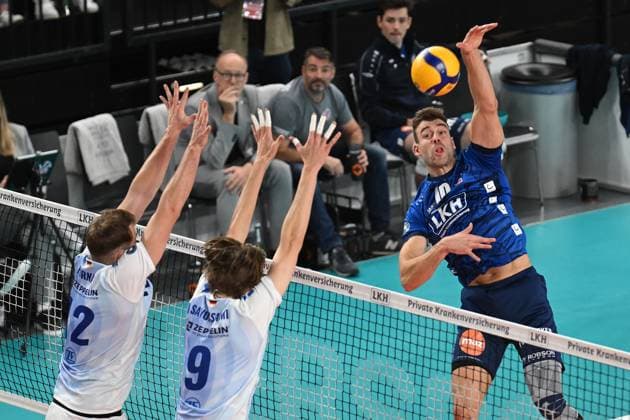 Volleyball I Men I 2023 2023 I Bundesliga I 3 Matchday I SVG Lüneburg VfB Friedrichshafen I 8 11 2023 Jan Bozydar Fornal 12, VfB Friedrichshafen and Severi Seth Savonsalmi 9, VfB Friedrichshafen block Yann Böhme 10, SVG Lüneburg Lüneburg LKH Arena Niedersachsen Germany Copyright: xLobeca AndreasxHannigx