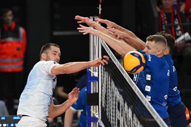 Volleyball I Men I 2023 2023 I Bundesliga I 3 Matchday I SVG Lüneburg VfB Friedrichshafen I 8 11 2023 Tim Peter 4, VfB Friedrichshafen beats Blake Gregory Leesons block 2, SVG Lüneburg Lüneburg LKH Arena Niedersachsen Germany Copyright: xLobeca AndreasxHannigx