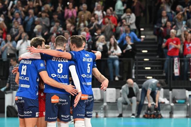 Volleyball I Men I 2023 2023 I Bundesliga I 3 Matchday I SVG Lüneburg VfB Friedrichshafen I 8 11 2023 The team celebrates SVG Lüneburg on the way to winning the set 1 0 Lüneburg LKH Arena Niedersachsen Germany Copyright: xLobeca AndreasxHannigx