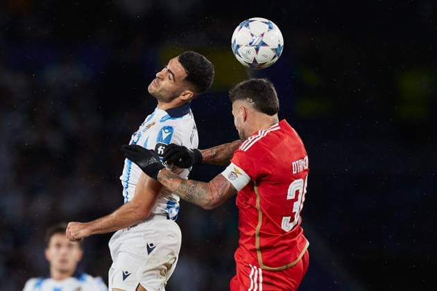 November 8, 2023: Mikel Merino of Real Sociedad competes for the ball with Nicolas Otamendi of SL Benfica during the UEFA Champions League match between Real Sociedad and SL Benfica at Reale Arena on November 8, 2023, in San Sebastian, Spain. - ZUMAa181 20231108_zaa_a181_018 Copyright: xRicardoxLarreinax