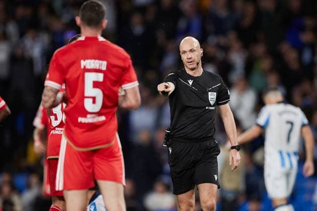November 8, 2023: Anthony Taylor reacts during the UEFA Champions League match between Real Sociedad and SL Benfica at Reale Arena on November 8, 2023, in San Sebastian, Spain. - ZUMAa181 20231108_zaa_a181_021 Copyright: xRicardoxLarreinax