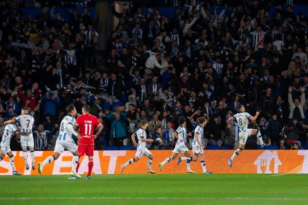 Real Sociedad Vs Benfica: Group D - UEFA Champions League Mikel Merino of Real Sociedad celebrates with teammates after scoring their team s 1st goal during the UEFA Champions League match between Real Sociedad and Benfica at Reale Arena. Donostia (Basque Country). November 08, 2023. (Gari Garaialde Bostok Photo) Donostia Gipuzkoa Spain Editorial Use Only  Copyright: xGarikoitzxGaraialdex Bostok Photo GarixGaraialdex GG2311080242