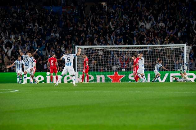 Real Sociedad Vs Benfica: Group D - UEFA Champions League Players of Real Sociedad celebrate teir team s 1st goal during the UEFA Champions League match between Real Sociedad and Benfica at Reale Arena. Donostia (Basque Country). November 08, 2023. (Gari Garaialde Bostok Photo) Donostia Gipuzkoa Spain Editorial Use Only  Copyright: xGarikoitzxGaraialdex Bostok Photo GarixGaraialdex GG2311080223