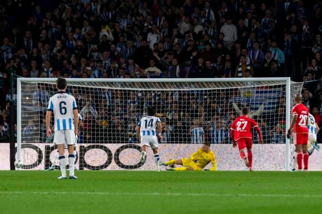 Real Sociedad Vs Benfica: Group D - UEFA Champions League Takefusa Kubo of Real Sociedad fails a penalty kick during the UEFA Champions League match between Real Sociedad and Benfica at Reale Arena. Donostia (Basque Country). November 08, 2023. (Gari Garaialde Bostok Photo) Donostia Gipuzkoa Spain Editorial Use Only  Copyright: xGarikoitzxGaraialdex Bostok Photo GarixGaraialdex GG2311080440