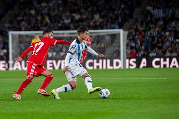 Real Sociedad Vs Benfica: Group D - UEFA Champions League Martin Zubimendi of Real Sociedad vies with Rafa Silva of SL Benfica during the UEFA Champions League match between Real Sociedad and Benfica at Reale Arena. Donostia (Basque Country). November 08, 2023. (Gari Garaialde Bostok Photo) Donostia Gipuzkoa Spain Editorial Use Only  Copyright: xGarikoitzxGaraialdex Bostok Photo GarixGaraialdex GG2311080470