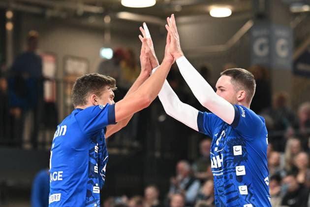 Volleyball I Men I 2023 2023 I Bundesliga I 3 Matchday I SVG Lüneburg VfB Friedrichshafen I 8 11 2023 Erik Johannes Röhrs 5, SVG Lüneburg and Jesse William Elser 3, SVG Lüneburg celebrate the point Lüneburg LKH Arena Niedersachsen Germany Copyright: xLobeca AndreasxHannigx