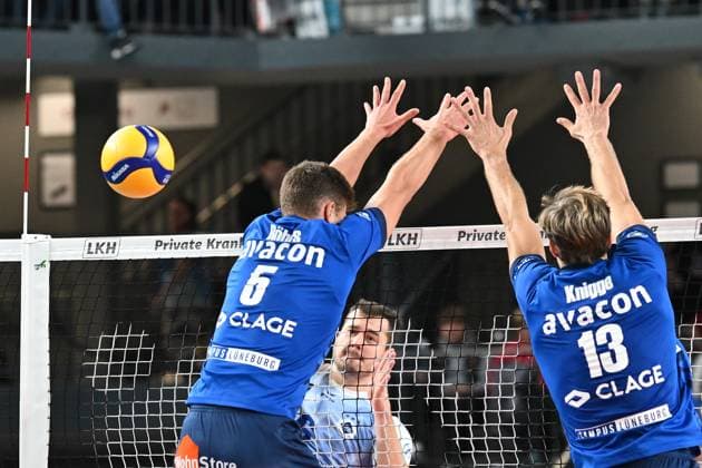 Volleyball I Men I 2023 2023 I Bundesliga I 3 Matchday I SVG Lüneburg VfB Friedrichshafen I 8 11 2023 Michal Superlak 6, VfB Friedrichshafen hits on the block of Erik Johannes Röhrs 5, SVG Lüneburg and Matthew Knigge 13, SVG Lüneburg past Gage Thomas Worsley 6, SVG Lüneburg can play the ball but Lüneburg LKH Arena Niedersachsen Germany Copyright: xLobeca AndreasxHannigx