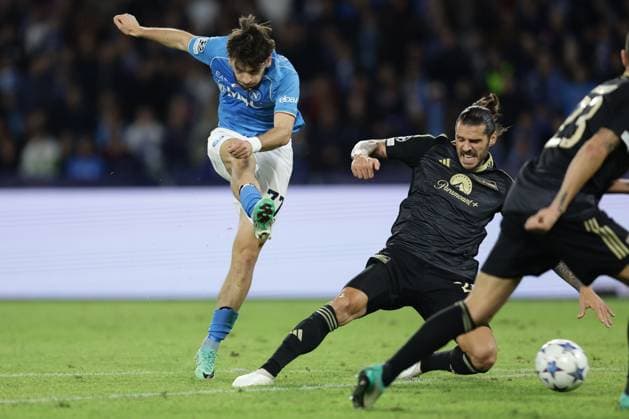 SSC NapoliÃ¢& x80;& x99;s forward Khvicha Kvaratskhelia challenges for the ball with Berlin s Austrian defender Christopher Trimmel during the Uefa champions league match between SSC Napoli vs Union Berlin at the Diego Armando Maradona Stadium in Naples, southern Italy, on November 08, 2023.  Copyright: xAntonioxBalasco IPAxSportx xipa-x xx IPA_41503592 IPA_Agency_IPA41503592