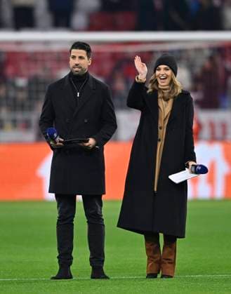 Sports presenter Laura Wontorra waves m Interview Microphone Microphone Logo DAZN TV Expert Sami Khedira FC Bayern Muenchen FCB vs Galatasaray Istanbul Group Stage 4 Matchday 08 11 2023 DFL REGULATIONS PROHIBIT ANY USE OF PHOTOGRAPHS AS IMAGE SEQUENCES AND OR QUASI VIDEO FC Bayern Muenchen FCB vs Galatasaray Istanbul