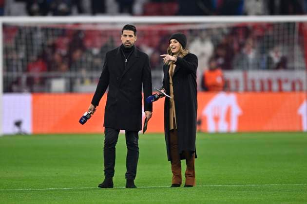 Sports presenter Laura Wontorra Gesture Gesture in interview Microphone Microphone Logo DAZN TV expert Sami Khedira FC Bayern Muenchen FCB vs Galatasaray Istanbul Group stage 4 Matchday 08 11 2023 DFL REGULATIONS PROHIBIT ANY USE OF PHOTOGRAPHS AS IMAGE SEQUENCES AND OR QUASI VIDEO FC Bayern Muenchen FCB vs Galatasaray Istanbul