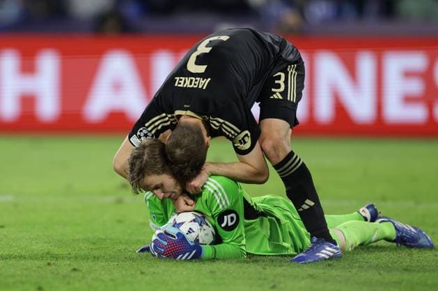 Italy: Champions League match SSC Napoli vs Union Berlin Berlin s Danish goalkeeper Frederik Ronnow and Berlin s German defender Paul Jaeckel during the Uefa champions league match between SSC Napoli vs Union Berlin at the Diego Armando Maradona Stadium in Naples, southern Italy, on November 08, 2023. ABPH7584 Copyright: xAntonioxBalascox