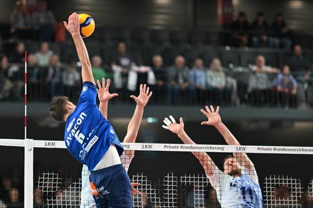 Volleyball I Men I 2023 2023 I Bundesliga I 3 Matchday I SVG Lüneburg VfB Friedrichshafen I 8 11 2023 Hit at the highest point School attacking shot by Erik Johannes Röhrs 5, SVG Lüneburg Lüneburg LKH Arena Niedersachsen Germany Copyright: xLobeca AndreasxHannigx