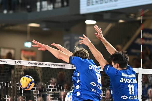 Volleyball I Men I 2023 2023 I Bundesliga I 3 Matchday I SVG Lüneburg VfB Friedrichshafen I 8 11 2023 Matthew Knigge 13, SVG Lüneburg and Xander Wolf Wassenaar Ketrzynski 11, SVG Lüneburg make a roof over perfect double block Lüneburg LKH Arena Niedersachsen Germany Copyright: xLobeca AndreasxHannigx