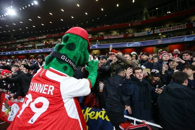 Arsenal gegen Sevilla 8. November 2023, London Champions™s League Fußball, Gruppe B Arsenal gegen Sevilla Gunnersaurus grüßt Arsenal-Fans Foto Jacques Feeney Abseits London UK  Copyright: xJacquesxFeeneyx xOffsidexOffside