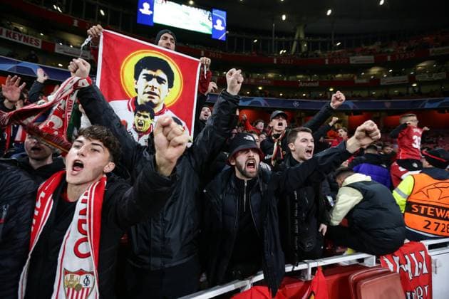 Arsenal gegen Sevilla 8. November 2023, London Champions™s League Fußball, Gruppe B Arsenal gegen Sevilla Sevilla-Fans mit einem Diego Maradona-Banner Foto Jacques Feeney Abseits London UK  Copyright: xJacquesxFeeneyx xOffsidexOffside