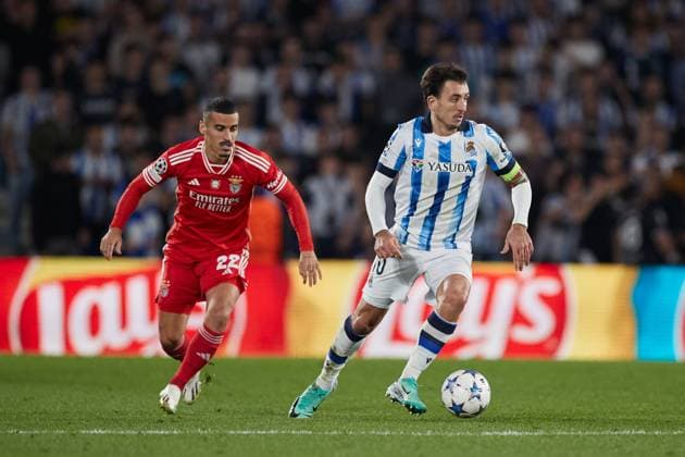 November 8, 2023: Mikel Oyarzabal of Real Sociedad competes for the ball with Francisco Leonel Lima Silva Chiquinho of SL Benfica during the UEFA Champions League match between Real Sociedad and SL Benfica at Reale Arena on November 8, 2023, in San Sebastian, Spain. - ZUMAa181 20231108_zaa_a181_053 Copyright: xRicardoxLarreinax