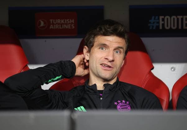 Munich, Germany 08 November 2023 Football, Men, Champions League, Matchday 4, Season 2023 2024, FC Bayern Munich Galatasaray Istanbul, Allianz Arena Thomas Müller, Mueller FC Bayern Munich grabs his head with his hand, gesture, here on the substitutes bench, substitutes bench
