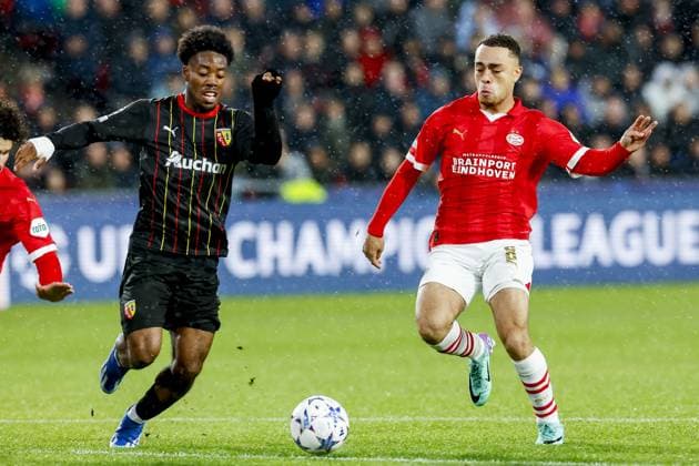 EINDHOVEN, 08-11-2023, Philips Stadium, UEFA Champions League season 2023 24, during the match between PSV and RC Lens. Elye Wahi of RC Lens and PSV player Sergino Dest PSV - Lens  x23092217x Copyright: