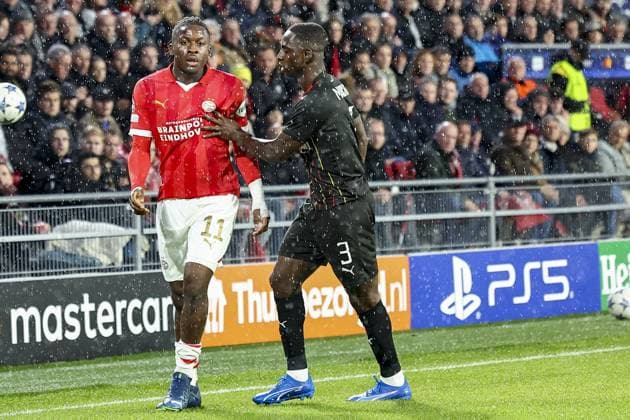 EINDHOVEN, 08-11-2023, Philips Stadium, UEFA Champions League season 2023 24, during the match between PSV and RC Lens. PSV player Johan Bakayoko and Deiver Machado of RC Lens PSV - Lens  x23092219x Copyright: