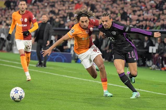 08 11 2023, xemx, Football UEFA Champions League, FC Bayern Muenchen Galatasaray SK Istanbul emspor, v l Sascha Boey Galatasaray SK Istanbul , Leroy Sane FC Bayern Muenchen Zweikampf, Aktion, action, battle for the ball DFL DFB REGULATIONS PROHIBIT ANY USE OF PHOTOGRAPHS as IMAGE SEQUENCES and or QUASI VIDEO Muenchen