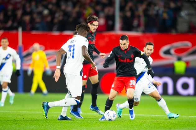 SOCCER - UEFA CL, RBS vs Inter SALZBURG,AUSTRIA,08.NOV.23 - SOCCER - UEFA Champions League, group stage, Red Bull Salzburg vs FC Internazionale Milano. Image shows Yann Auriel Bisseck (Inter), Roko Simic and Oscar Gloukh (RBS).  GEPAxpictures xGintarexKarpaviciute