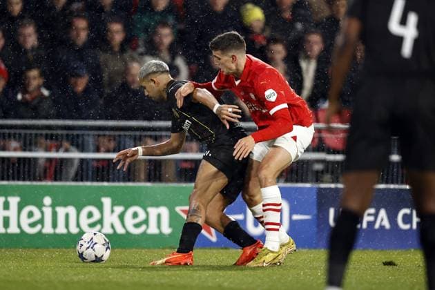 EINDHOVEN - (l-r) Facundo Medina of RC Lens, Guus Til of PSV Eindhoven during the UEFA Champions League group B match between PSV Eindhoven and RC Lens at the Phillips stadium on November 8, 2023 in Eindhoven, Netherlands. ANP MAURICE VAN STEEN UEFA Champions League 2023 24 2023 2024 xVIxANPxSportx xxANPxIVx 483356418 originalFilename: 483356418.jpg