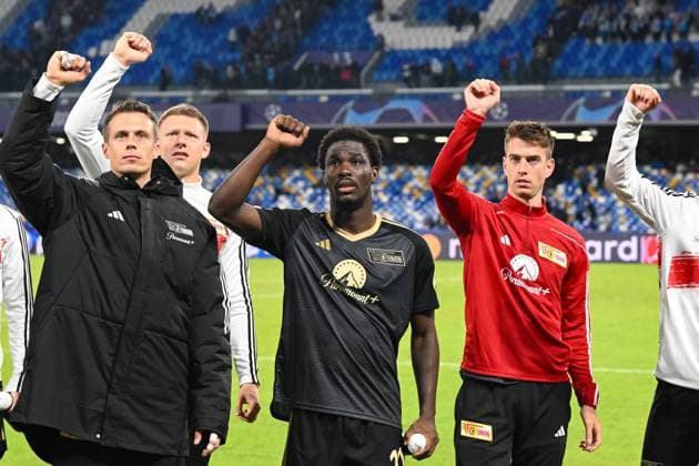 Football, Men, Season 2023 2024, UEFA Champions League Group C, Matchday 4 , SSC Napoli 1 FC Union Berlin, from l Goalkeeper Alexander Schwolow 1 FC Union Berlin , David Datro Fofana 1 FC Union Berlin and Robin Knoche 1 FC Union Berlin , 08 11 2023, Copyright: xMatthiasxKochx