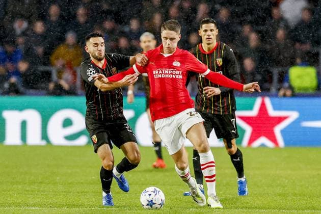 EINDHOVEN, 08-11-2023, Philips Stadium, UEFA Champions League season 2023 24, during the match between PSV and RC Lens. Adrien Thomasson of RC Lens and PSV player Joey Veerman PSV - Lens  x23092274x Copyright: