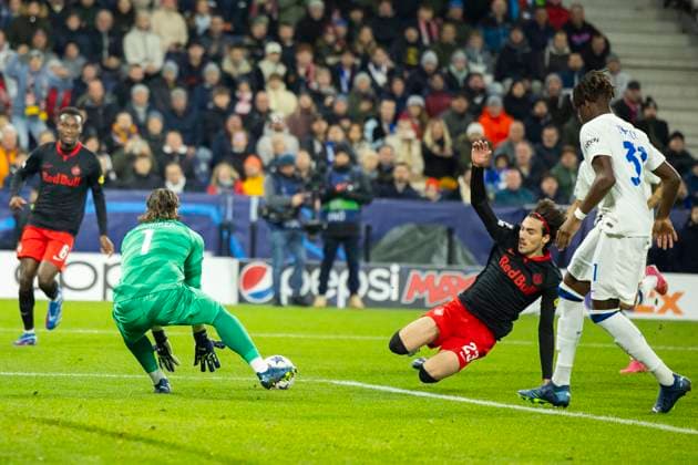 SOCCER - UEFA CL, RBS vs Inter SALZBURG,AUSTRIA,08.NOV.23 - SOCCER - UEFA Champions League, group stage, Red Bull Salzburg vs FC Internazionale Milano. Image shows Yann Sommer (Inter), Roko Simic (RBS) and Yann Auriel Bisseck (Inter).  GEPAxpictures xGintarexKarpaviciute