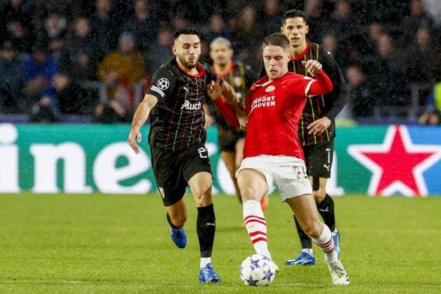 EINDHOVEN, 08-11-2023, Philips Stadium, UEFA Champions League season 2023 24, during the match between PSV and RC Lens. Adrien Thomasson of RC Lens and PSV player Joey Veerman PSV - Lens  x23092276x Copyright: