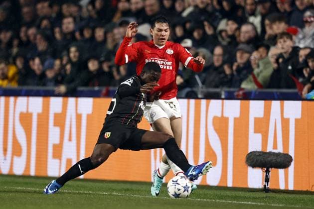 EINDHOVEN - (l-r) Nampalys Mendy of RC Lens, Hirving Lozano of PSV Eindhoven during the UEFA Champions League group B match between PSV Eindhoven and RC Lens at the Phillips stadium on November 8, 2023 in Eindhoven, Netherlands. ANP MAURICE VAN STEEN UEFA Champions League 2023 24 2023 2024 xVIxANPxSportx xxANPxIVx 483356725 originalFilename: 483356725.jpg