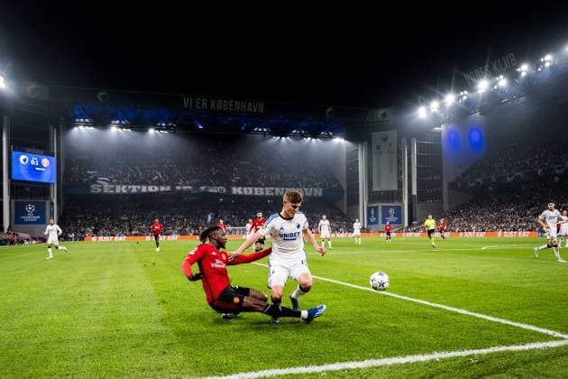 231108 Aaron Wan Bissaka of Manchester United and Elias Jelert of FC Copenhagen during the UEFA Champions League football match between FC Copenhagen and Manchester United on November 8, 2023 in Copenhagen Photo Petter Arvidson BILDBYRAN kod PA PA0685 fotboll football soccer fotball champions league fc copenhagen manchester united bbeng  Copyright: PETTERxARVIDSON BB231108PA035