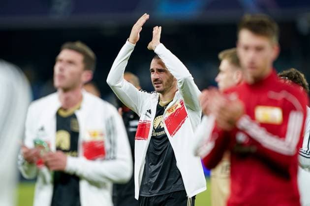 SSC Napoli v 1. FC Union Berlin - UEFA Champions League Leonardo Bonucci of 1. FC Union Berlin applauds his supporters at the end of the Champions League Group C match between SSC Napoli and 1. FC Union Berlin at Stadio Diego Armando Maradona on November 08, 2023 in Naples, Italy Naples Stadio Diego Armando Maradona Naples Italy Copyright: xGiuseppexMaffiax UCL_Napoli-UnionBerlin_GM_08112023_09374